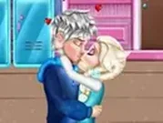 قبله في المدرسه